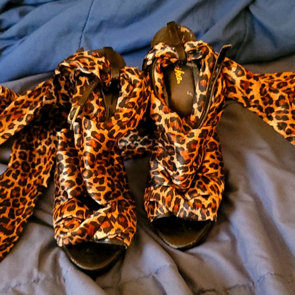 Size 9, leopard print, heel from the brand Paprika
